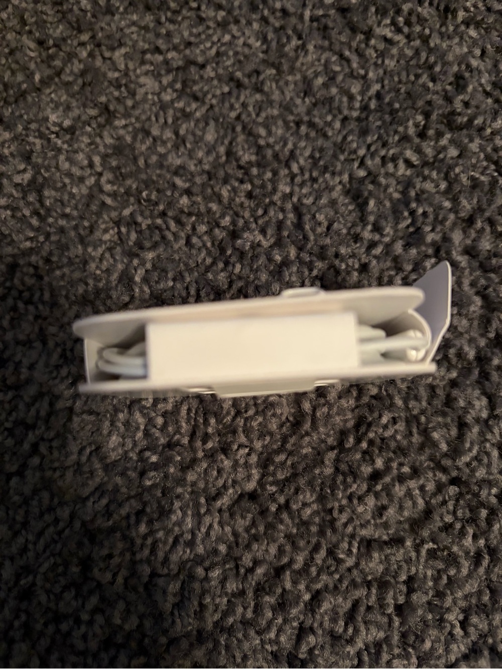 Apple White Wired Earbuds in Retail Packaging - Picture 3 of 3